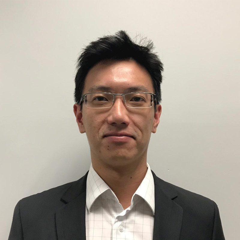 Foto do sócio Wang Lijie de terno em fundo claro